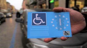 Pass per disabili esposto su un veicolo per l’accesso alle aree a traffico limitato