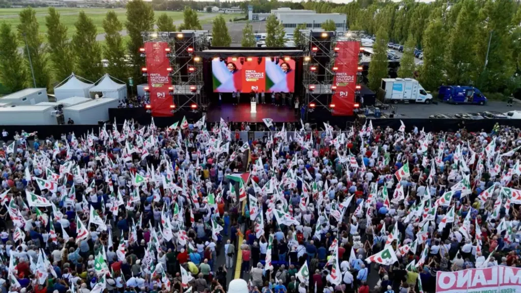 Veduta aerea della Festa dell’Unità di Reggio Emilia durante l’intervento di Elly Schlein