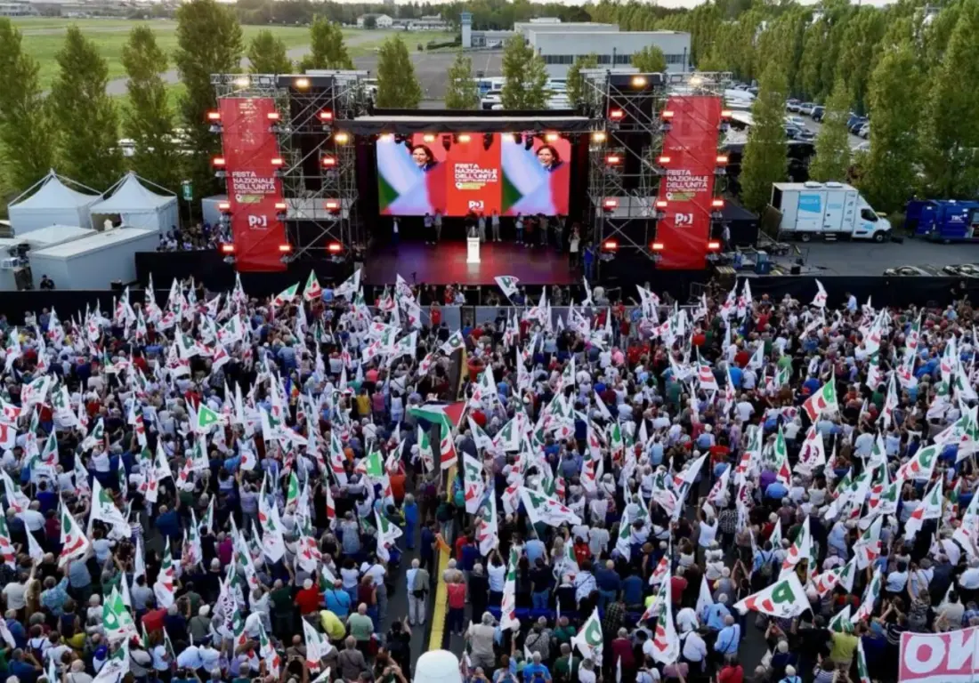 Veduta aerea della Festa dell’Unità di Reggio Emilia durante l’intervento di Elly Schlein
