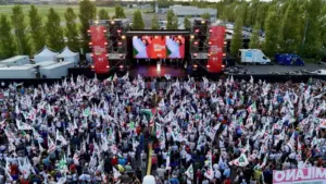 Veduta aerea della Festa dell’Unità di Reggio Emilia durante l’intervento di Elly Schlein