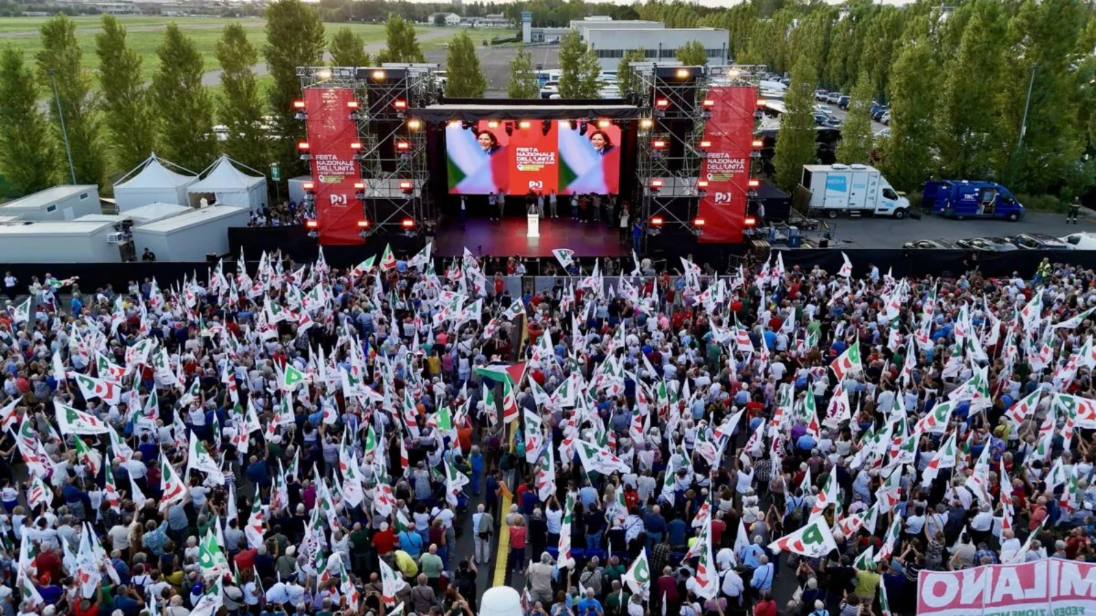 Veduta aerea della Festa dell’Unità di Reggio Emilia durante l’intervento di Elly Schlein