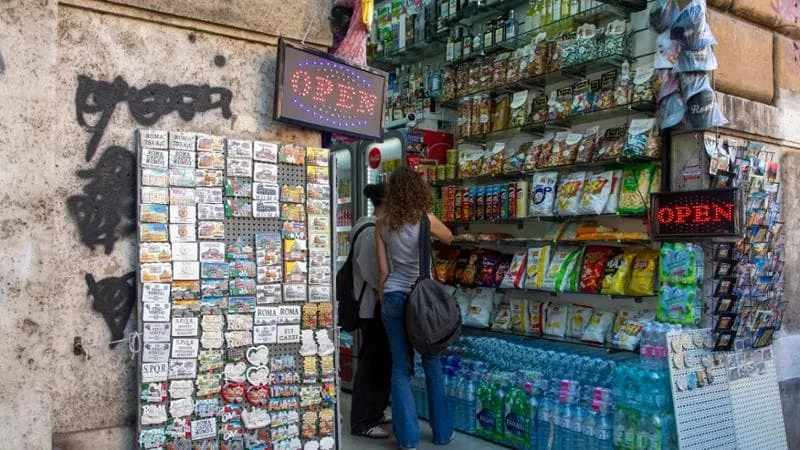 Strada del Centro Storico di Roma con negozi, residenti e flussi turistici