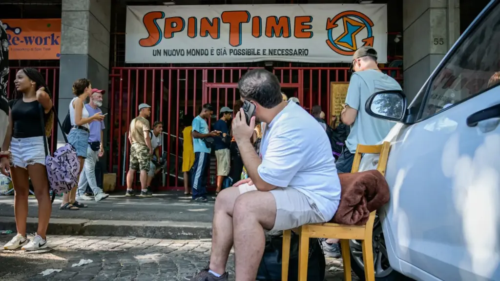 Persone davanti all’ingresso di Spin Time Roma in via di Santa Croce in Gerusalemme