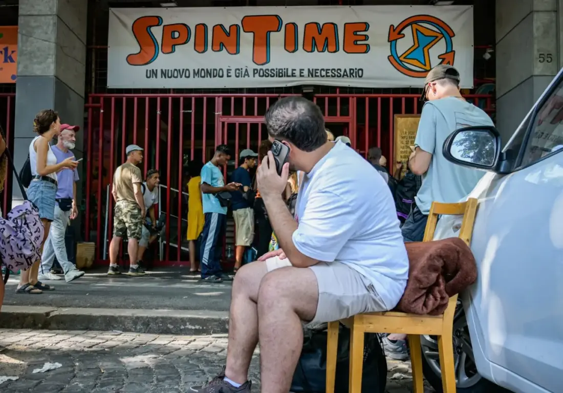 Persone davanti all’ingresso di Spin Time Roma in via di Santa Croce in Gerusalemme