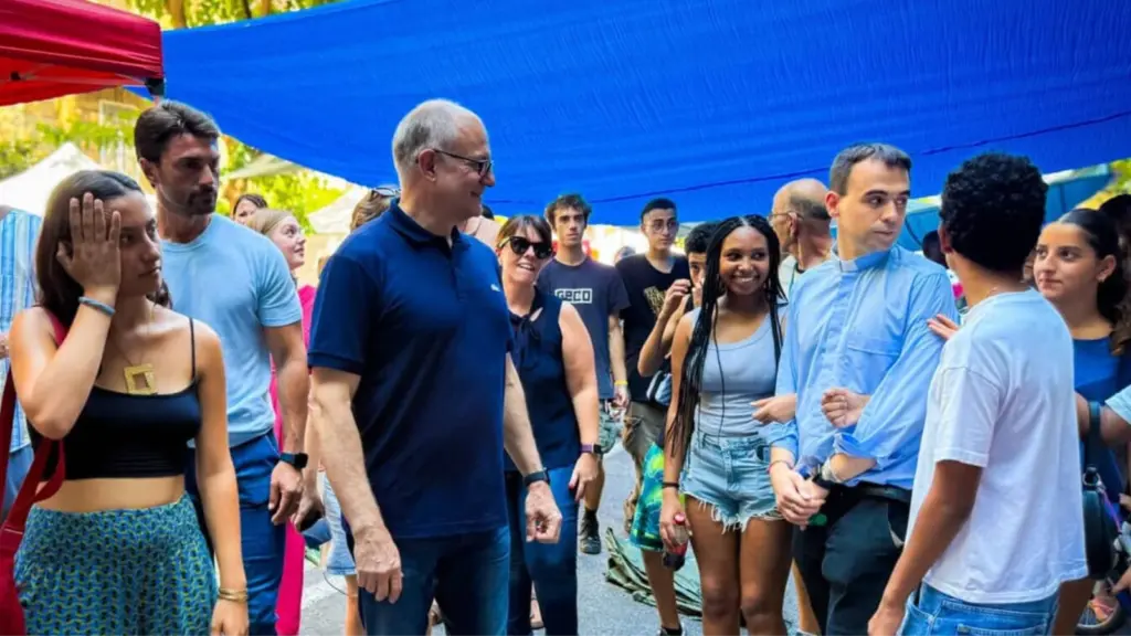 Roberto Gualtieri tra le famiglie evacuate da Spin Time in via Santa Croce in Gerusalemme a Roma