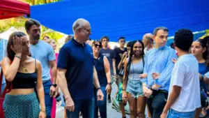 Roberto Gualtieri tra le famiglie evacuate da Spin Time in via Santa Croce in Gerusalemme a Roma